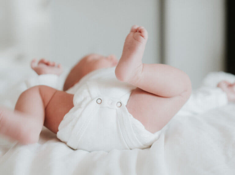 Układanie niemowlęcia w pozycji żabki – dobre czy złe?